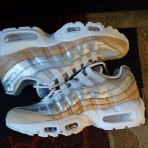 Nike AIR MAX 95 SE PRM #AH8697 002 NWT Nike AIR MAX 95 SE PRM #AH8697 002 NWT